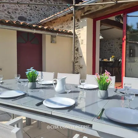 La Dorgisière - Ferme Du Xviie Rénovée, Grand Jardin Arboré à 15 Min Du Puy Dufou *