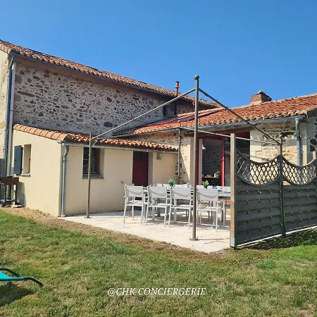 La Dorgisière - Ferme Du Xviie Rénovée, Grand Jardin Arboré à 15 Min Du Puy Dufou