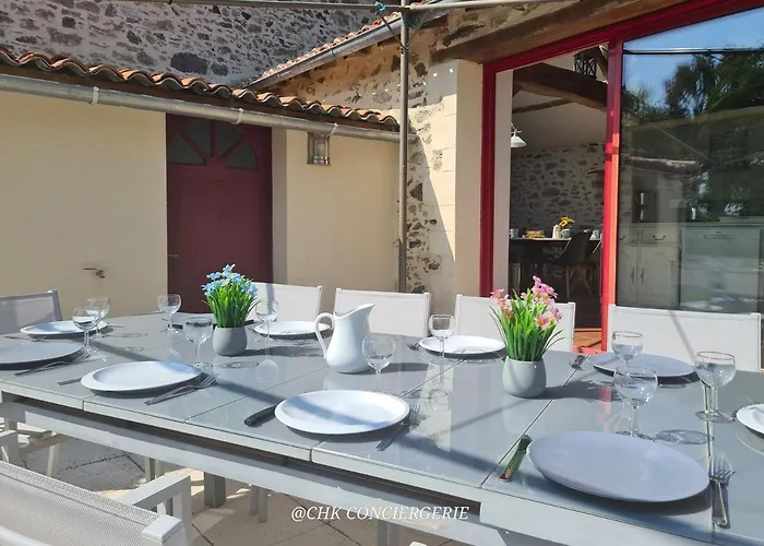 La Dorgisière - Ferme Du Xviie Rénovée, Grand Jardin Arboré à 15 Min Du Puy Dufou *