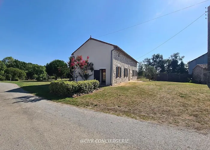 La Dorgisière - Ferme Du Xviie Rénovée, Grand Jardin Arboré à 15 Min Du Puy Dufou *